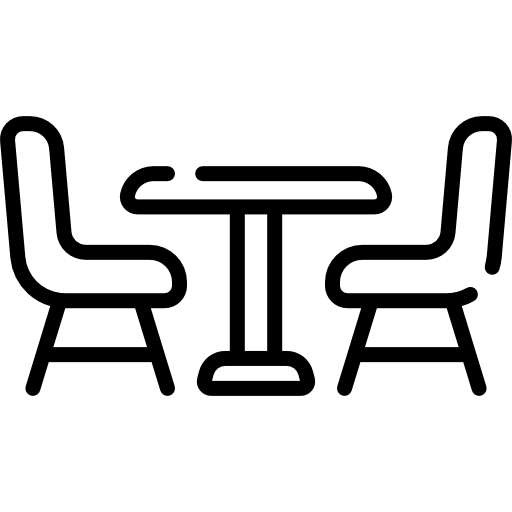 Masa ve sandalyelerin bulunduğu oturma alanı