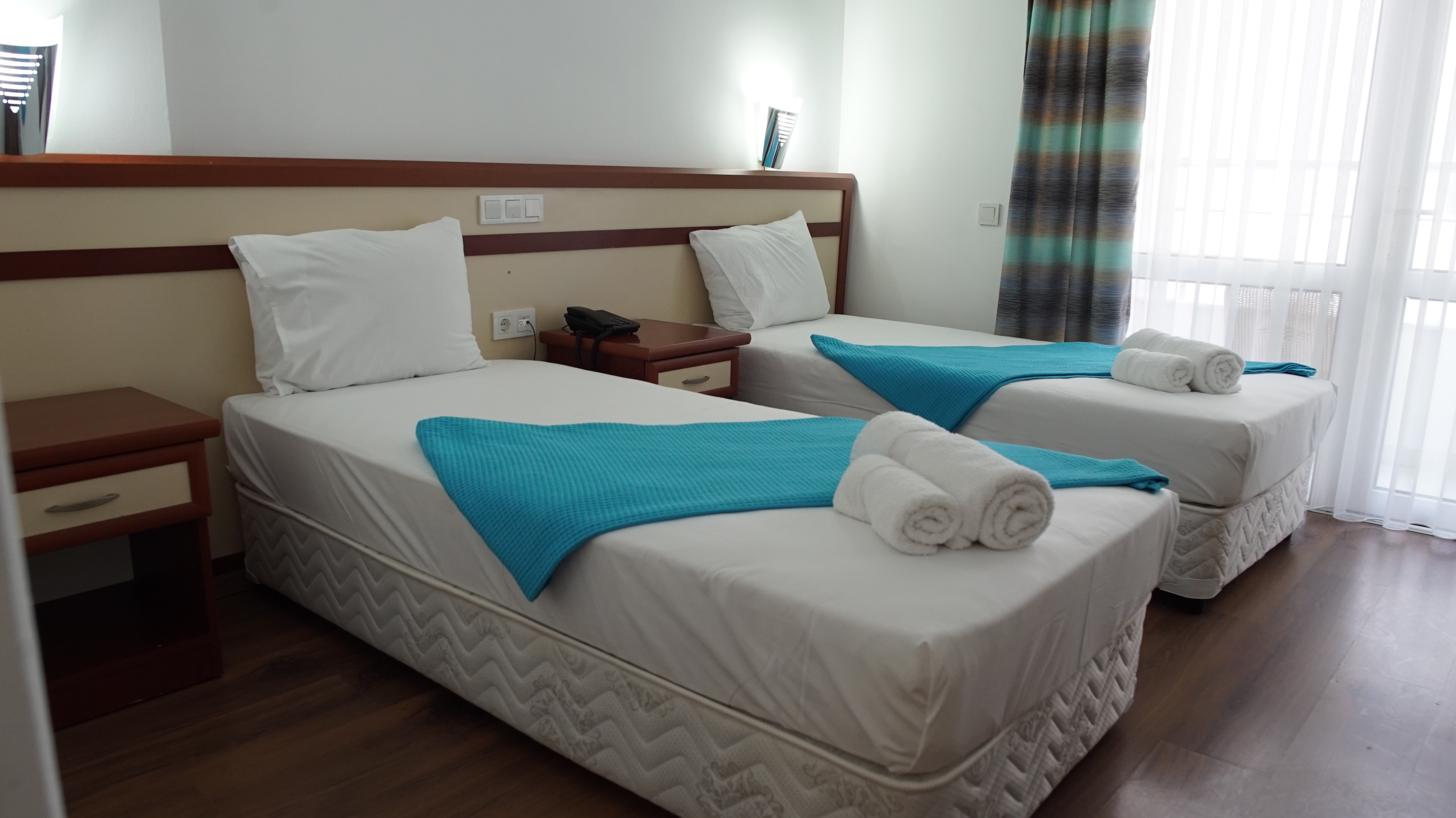 Standart Kara Manzaralı Oda